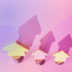 Três ícones em formato de casas empilhados sobre moedas, projetando sombras em formato de flechas apontando para cima. O fundo possui tons suaves de rosa e lilás, sugerindo crescimento ou valorização