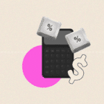 "Imagem abstrata com uma calculadora preta no centro, cercada por dois botões de teclado com símbolos de porcentagem (%) flutuando acima. Ao lado da calculadora, há o contorno de um símbolo de cifrão ($) em branco. O fundo é claro, com um círculo rosa ao redor da calculadora e gradientes de azul nas laterais, conectados por uma linha pontilhada branca.
